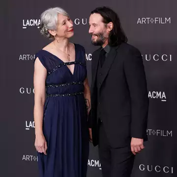 Keanu Reeves | Το τρυφερό φιλί στη σύντροφό του, Alexandra Grant, σε έξοδο τους στο Λονδίνο
