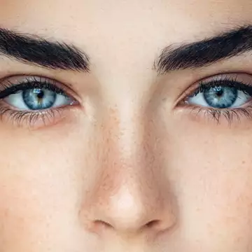 H μικρή αλλαγή στη skincare ρουτίνα που προλαμβάνει το πόδι της χήνας