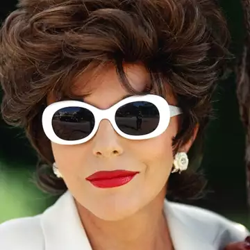 "Είδωλο και υπέροχη!": Η Joan Collins ποζάρει με μαγιό στα 92 της χρόνια και ενθουσιάζει τους θαυμαστές της