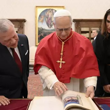 Ράνια της Ιορδανίας | Η κομψή εμφάνιση δίπλα στον σύζυγό της στην πρώτη τους συνάντηση με τον Πάπα στο Βατικανό