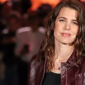 Charlotte Casiraghi | Ροκ εμφάνιση με δερμάτινο τζάκετ και τζιν στο fashion show της Chanel