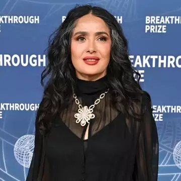 Salma Hayek | Αυτό που σχολίασαν όλοι για τη νέα εμφάνισή της στο κόκκινο χαλί