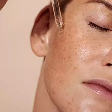 Επιδερμίδα που αντιδρά και κοκκινίζει εύκολα; Αυτά είναι τα skincare προϊόντα που χρειάζεστε