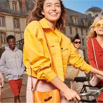Η νέα καμπάνια της Longchamp γιορτάζει την τέχνη, τη χαρά και τη μόδα