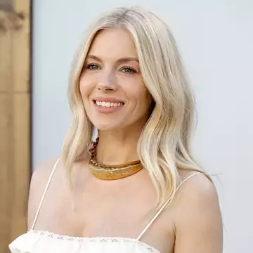 Sienna Miller | Το αγαπημένο της serum κάνει την επιδερμίδα να δείχνει αισθητά πιο σφριγηλή