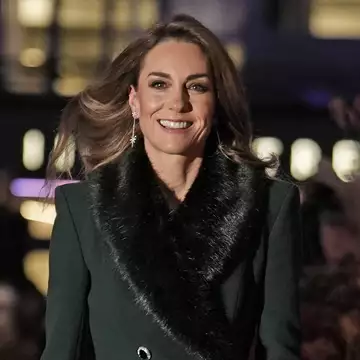 Kate Middleton | Με κοστούμι στη διαχρονική απόχρωση που λατρεύουν οι γυναίκες με έμφυτη κομψότητα