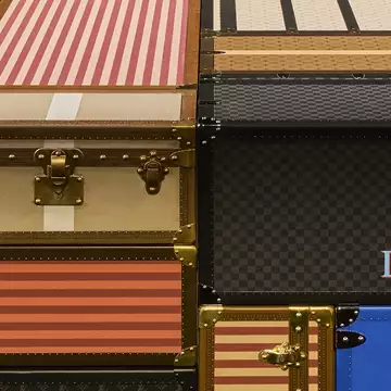 Louis Vuitton | Το εντυπωσιακό catwalk στην Paris Fashion Week φτιαγμένο από 1.000 βαλίτσες και κιβώτια μεταφοράς του οίκου