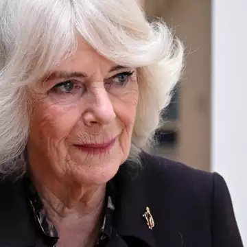 Βασίλισσα Καμίλα | Η μακρά ιστορία της καρφίτσας που επέλεξε σε νέα της εμφάνιση