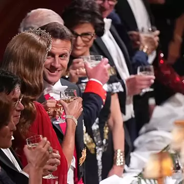 Κανείς δεν μπορεί να αντισταθεί στην Kate! Όταν ο Emmanuel Macron έκλεισε συνωμοτικά το μάτι στη Middleton