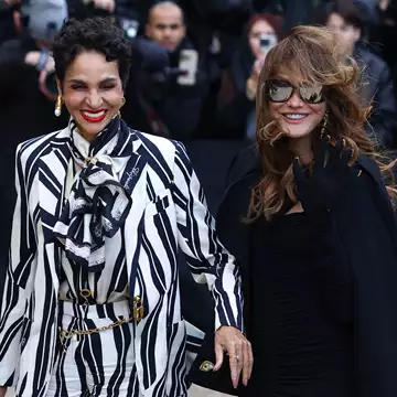 Συμβουλές μόδας για γυναίκες άνω των 50 | Τι είναι καλό να φοράμε και τι να αποφεύγουμε