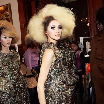 To beauty look στο SS24 show του Marc Jacobs ήταν μια αποθέωση των '60s
