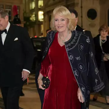 Βασίλισσα Καμίλα | Με κατακόκκινο βελούδινο φόρεμα που φωνάζει "Χριστούγεννα" σε δεξίωση στο Λονδίνο