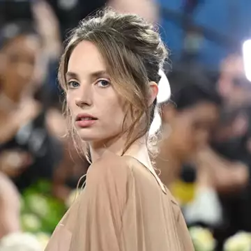 Maya Hawke | Το νέο της hairstyle είναι η elegant επιλογή που ταιριάζει σε όλες τις γυναίκες