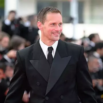 Alexander Skarsgard | Αποκαλύπτει για ποιον λόγο είναι χαρούμενος επειδή έγινε πατέρας μετά τα 45