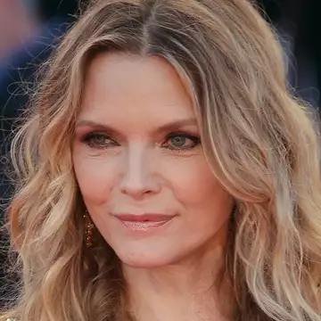 Η Michelle Pfeiffer βρήκε το ρουζ που χαρίζει την πιο όμορφη νεανική λάμψη στην επιδερμίδα