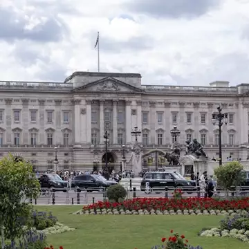 Το παλάτι του Buckingham ανοίγει το πρώτο του χριστουγεννιάτικο κατάστημα