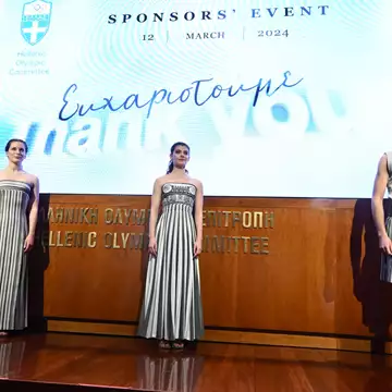 Η Μαίρη Κατράντζου σχεδίασε τις νέες ενδυμασίες των Τελετών της Ολυμπιακής Φλόγας