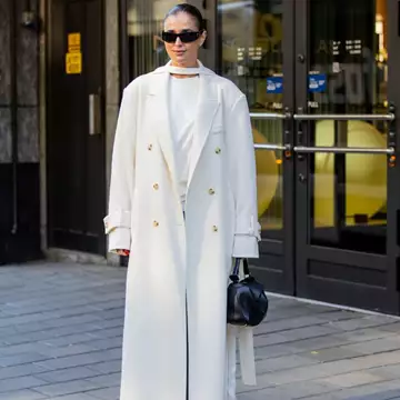 Το off-white παλτό που θα αντικαταστήσει τα σκούρα το φετινό χειμώνα
