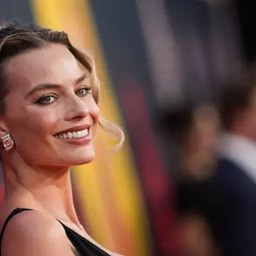 Mocha Mousse Mani | Το μανικιούρ της Margot Robbie είναι στην απόχρωση που θα επικρατήσει αυτό το φθινόπωρο