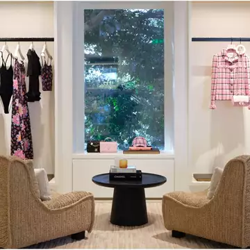 Η Chanel ανοίγει ξανά τη boutique της Μυκόνου