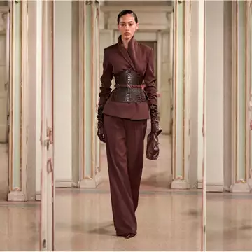 Η Elisabetta Franchi αφιερώνει την FW25 συλλογή της στο σθένος των γυναικών
