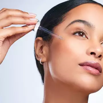 5 καινοτόμοι οροί προσώπου που "σβήνουν" χρόνια από το πρόσωπο