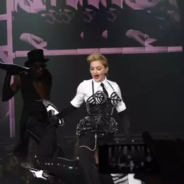 Madonna | "Βασιλικά" γενέθλια στο Positano της Ιταλίας