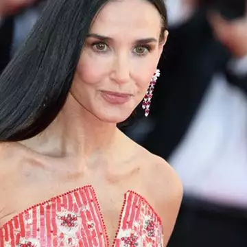Demi Moore | H 61 ετών σταρ "υποστηρίζει" άψογα το μικροσκοπικό μπικίνι