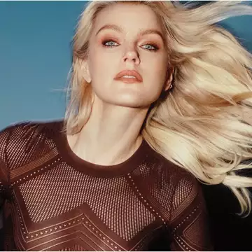 H Jessica Stam φωτογραφίζεται αποκλειστικά για το Harper's Bazaar Greece