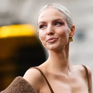 Το εύκολο χτένισμα που χαρίζει έξτρα πόντους κομψότητας σε κάθε εμφάνιση