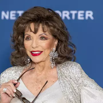 Η 91χρονη Joan Collins απολαμβάνει τις διακοπές της σε εξωτικό προορισμό με εντυπωσιακό καπέλο