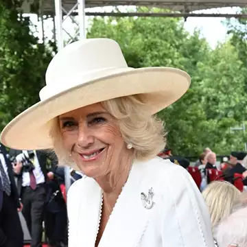 Η βασίλισσα Καμίλα με κοσμήματα αξίας άνω των 48.000 δολαρίων και συναισθηματική αξία στην τελευταία δημόσια εμφάνισή της