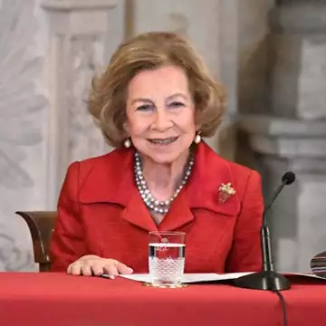 Βασίλισσα Σοφία | Ο συμβολισμός πίσω από τη Rose de Noël καρφίτσα που επέλεξε σε νέα έξοδο