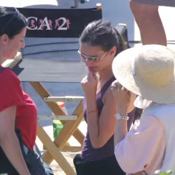 Demi Moore | Αποκάλυψε το παρασκίνιο πίσω από την εμβληματική σκηνή με το μπικίνι στην ταινία "Οι Άγγελοι του Τσάρλι"