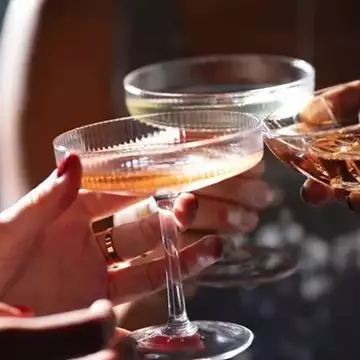 Τα ποτά που επιταγχύνουν τη γήρανση της επιδερμίδας