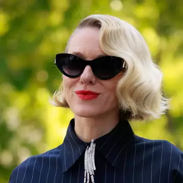 Naomi Watts | Στο front row του οίκου Fendi με μακιγιάζ εμπνευσμένο από old Hollywood