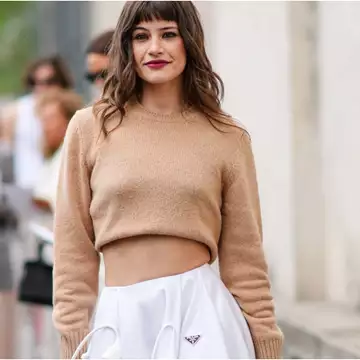 Οι must - have φούστες της σεζόν ασκούν ρετρό γοητεία