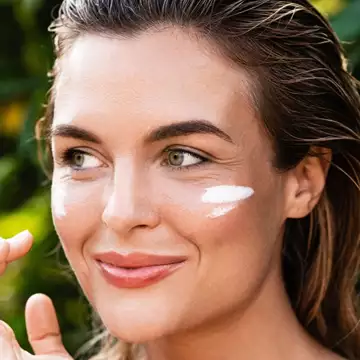 5 αντηλιακά προσώπου με νιασιναμίδη για να αποφύγετε τις σκούρες κηλίδες και τις πανάδες