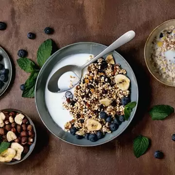 Γιατί δεν πρέπει να αφήνoυμε το χαρτόνι γύρω από τo γιαούρτι όταν τo αποθηκεύουμε στο ψυγείο