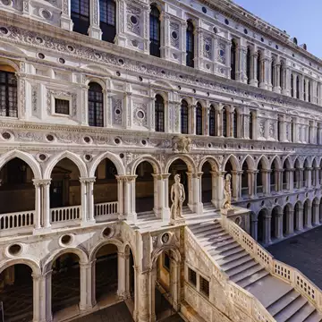 Οι λεπτομέρειες για το show της Max Mara Resort 2025 στη Βενετία