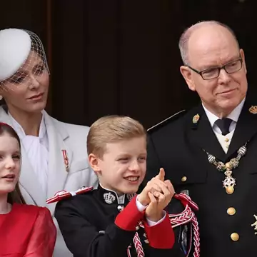 Αλβέρτος & Charlene του Μονακό | Η χαριτωμένη λεπτομέρεια που λίγοι πρόσεξαν στη χριστουγεννιάτικη κάρτα τους