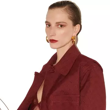 H Rosanna Georgiou φωτογραφίζεται με δημιουργίες Ancora Rosso του οίκου Gucci για το Harper's Bazaar Greece