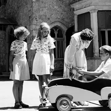 Τατόι | Η ιστορία των πρώην βασιλικών ανακτόρων - Εκεί όπου μεγάλωσε και ο σύζυγος της βασίλισσας Ελισάβετ, Φίλιππος