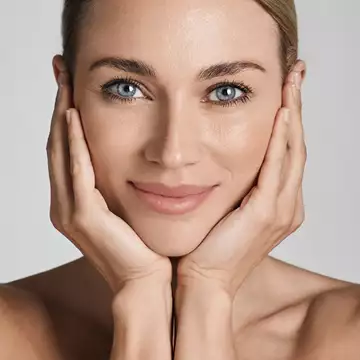 5+1 προϊόντα περιποίησης που εγγυημένα μειώνουν τις ρυτίδες και τις καφέ κηλίδες