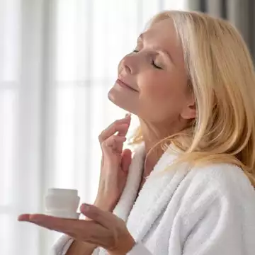 Οι καλύτερες κρέμες προσώπου με υαλουρονικό οξύ για γυναίκες άνω των 50 ετών