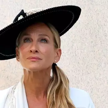 Η Sarah Jessica Parker υιοθέτησε την πιο "δύσκολη" τάση μαλλιών για γυναίκες άνω των 50