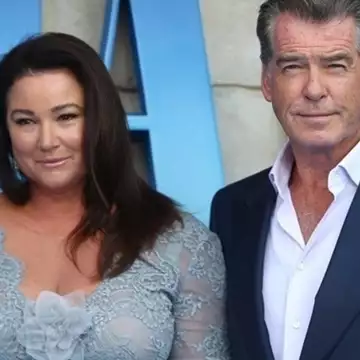 Ο Pierce Brosnan και η 60χρονη Κeely ζουν τον έρωτα που όλοι ονειρευόμαστε