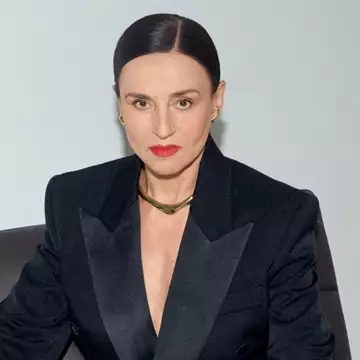 Η Καρυοφυλλιά Καραμπέτη στο Harper's Bazaar: "Ακόμα και οι καλλιτεχνικές σου επιλογές είναι μια πολιτική πράξη"