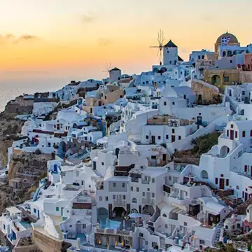 Ξεχάστε τη Σαντορίνη! Το άγνωστο νησί των Κυκλάδων που έχει ξετρελάνει τους Γάλλους