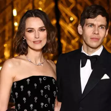 Keira Knightley & James Righton | Σπάνια επίσημη εμφάνιση στο Grand Fashion Dinner του Λούβρου